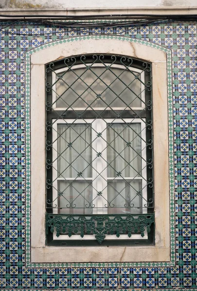 Старі вікна в Bairro Alto — стокове фото
