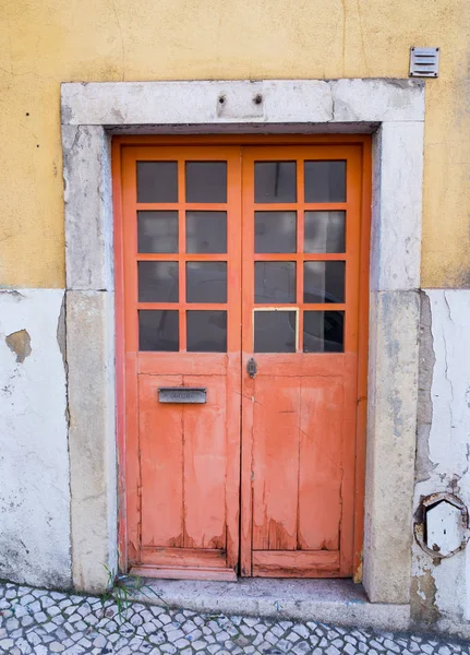 Puerta vieja en Bairro Alto —  Fotos de Stock