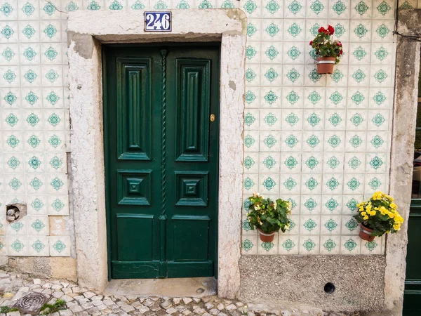 Alte Tür im bairro alto — Stockfoto