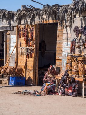 Himba kadın Hatıra Eşyası satan