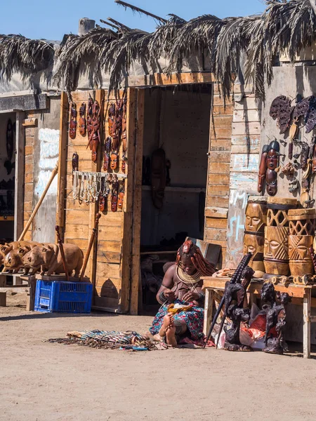 Himba femme vend des souvenirs — Photo
