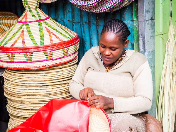 Ethiopian woman makes Habesha baskets — Stock Photo, Image