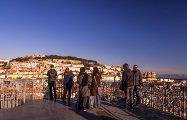 Cityscape Elevador da Santa Justa görülen Lizbon 
