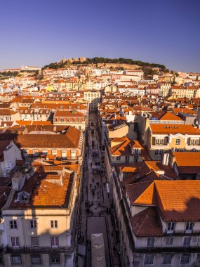 Cityscape Elevador da Santa Justa görülen Lizbon