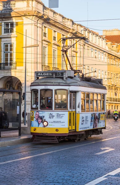 Старый трамвай на Praca do Comercio в Лиссабоне — стоковое фото