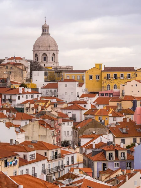 Stadtbild von Lissabon, portugal, von portas do sol aus gesehen — Stockfoto