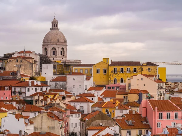 Stadtbild von Lissabon, portugal, von portas do sol aus gesehen — Stockfoto