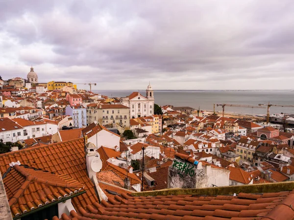 Paisaje urbano de Lisboa, Portugal, visto desde Portas do Sol , — Foto de Stock