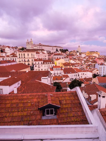 Міський пейзаж, Лісабон, Португалія, видно з Portas do Sol, — стокове фото