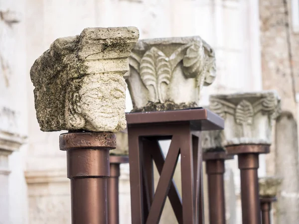 Delen van oude kolommen — Stockfoto