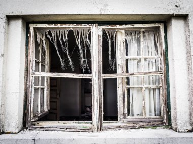 terk edilmiş evde pencere