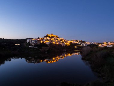 Cityscape eski mimari ile Nehri yakınında