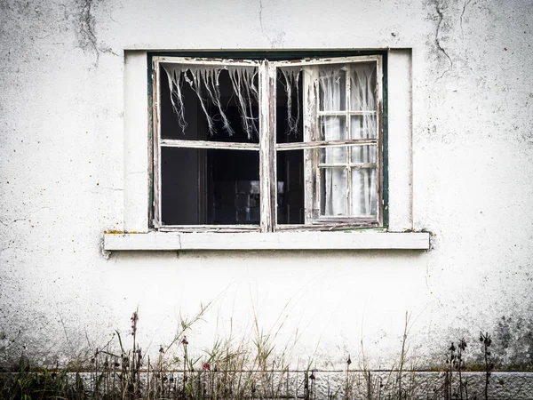 Ventana rota en Portugal —  Fotos de Stock