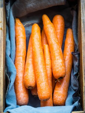 Ahşap kutu içinde havuç