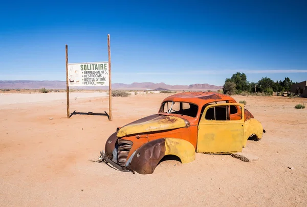 Oude auto wrak in de Namib woestijn — Stockfoto