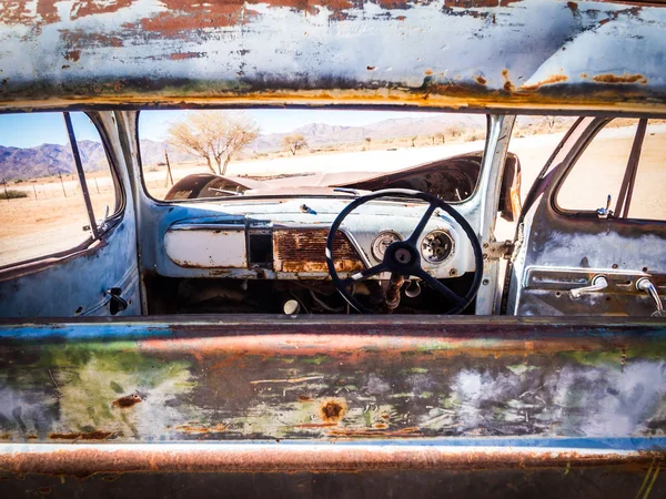 Velho carro Chevrolet naufrágio na Namíbia — Fotografia de Stock