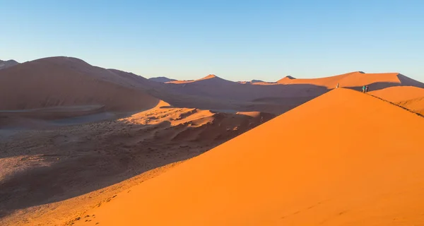 Mensen kijken naar de zonsopgang op Namib Dune 45 — Stockfoto