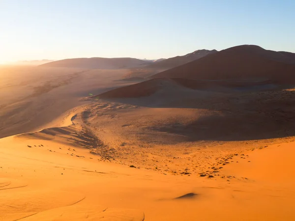 Sonnenaufgang auf Düne 45 in der namib Wüste — Stockfoto