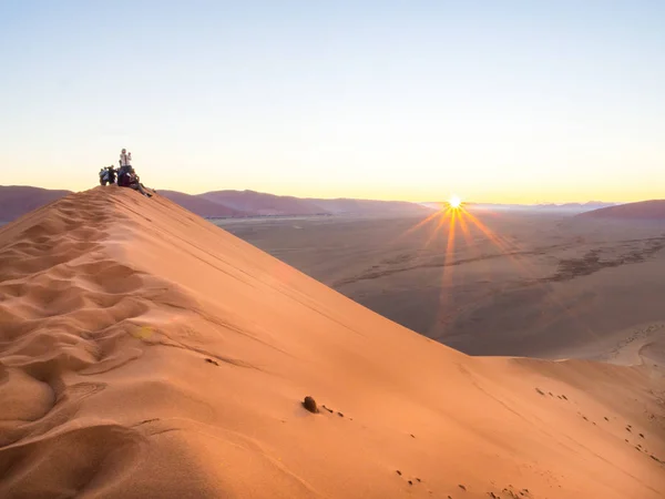 Mensen kijken naar de zonsopgang op Namib Dune 45 — Stockfoto