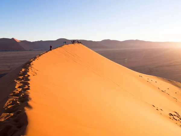 Pessoas assistindo ao nascer do sol em Namib Dune 45 — Fotografia de Stock