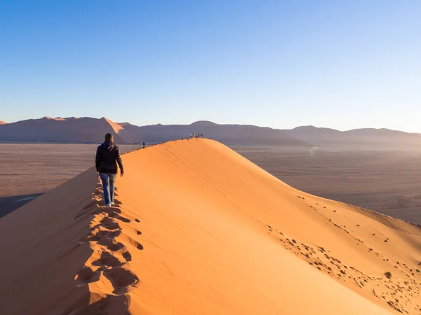 Persone che guardano l'alba a Namib Dune 45 — Foto Stock