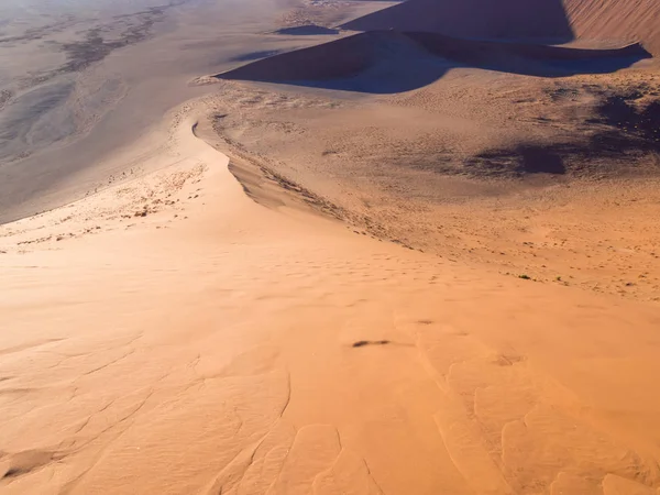 Sonnenaufgang auf Düne 45 in der namib Wüste — Stockfoto