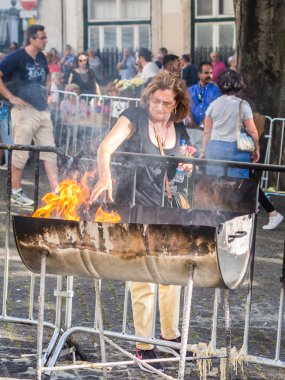 Saint Anhony kutlama Lizbon üzerinde mumlar yanan insanlar.