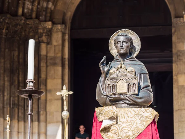 Figura en San Antonio en fron de la Catedral de Se de Lisboa en Jun — Foto de Stock