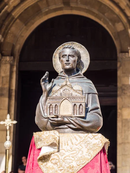 Figur auf heiliger anthony in fron von se de lisboa kathedrale auf juni — Stockfoto