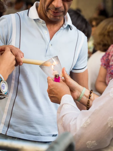 Persone che accendono candele sulla celebrazione di Sant'Anfonia a Lisbona . Immagini Stock Royalty Free