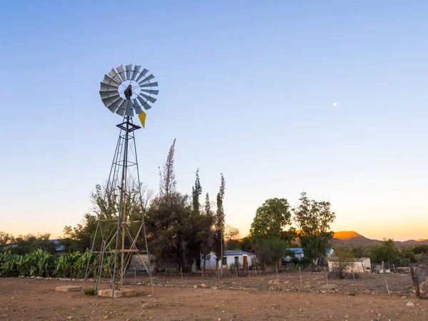 Yanındaki bir çiftliğin, yaylaları: Khomas, Namibia yel değirmeni. — Stok fotoğraf