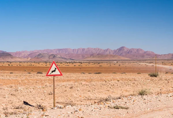 Panneau d'avertissement avec symbole de gazelle — Photo