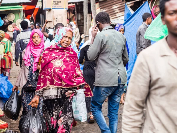Ludzie w Addis Mercato — Zdjęcie stockowe