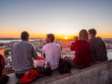 Lisbon, Portekiz - 19 Kasım 2017: Turist, Belvedere Our Lizbon cityscape batımını Lady Hill bakış açısının.