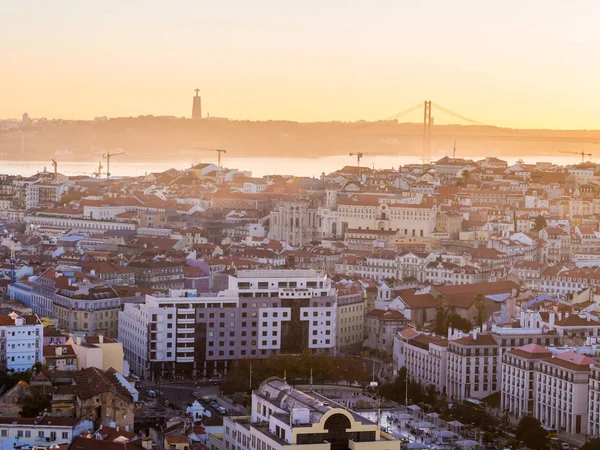 Városképet gazdagító épületnek szánták, Lisszabon, Portugália, naplementekor — Stock Fotó