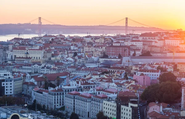 Paisaje urbano de Lisboa, Portugal, al atardecer — Foto de Stock