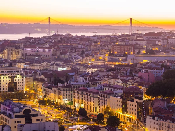 Paesaggio urbano serale di Lisbona Foto Stock