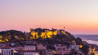 Lisbon, Portekiz - 19 Kasım 2017: gece cityscape Lizbon, Portekiz