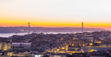 Lisbon, Portekiz - 19 Kasım 2017: gece cityscape Lizbon, Portekiz