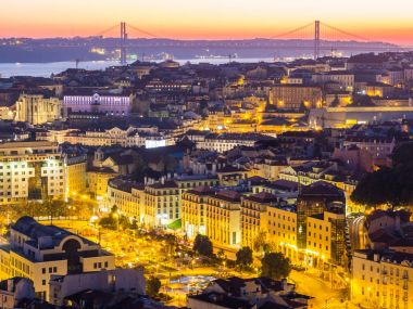 Lisbon, Portekiz - 19 Kasım 2017: gece cityscape Lizbon, Portekiz