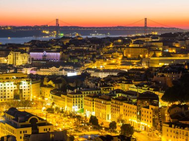 Lisbon, Portekiz - 19 Kasım 2017: gece cityscape Lizbon, Portekiz