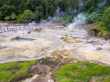 Sao Miguel adasındaki Fumarolas da Lagoa das Furnas, Azores.