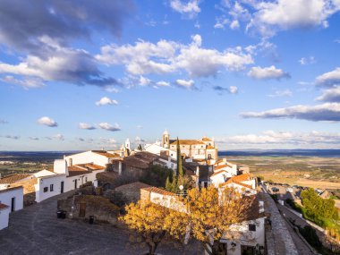 Monsaraz Alentejo bölgesi, Portekiz, gün batımında.