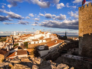 Monsaraz Alentejo bölgesi, Portekiz, gün batımında.