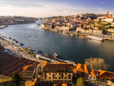 Porto, Portekiz - 12 Şubat 2018: eski kasaba Douro nehir, diğer taraftan batımında, Porto, Portekiz gördün göster