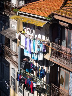 Eski kasaba Porto Portekiz mimarisinde. Çamaşırhane üzerinde balkon kurutma.