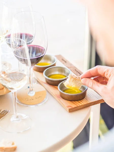 Hombre Joven Degustando Aceites Oliva Durante Degustación Vino Aceite Oliva — Foto de Stock