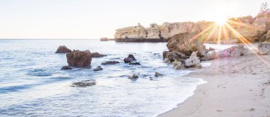 Portekiz 'in Algarve bölgesindeki Praia de Sao Rafael (Sao Rafael plajı).