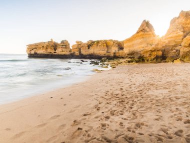 Portekiz 'in Algarve bölgesindeki Praia de Sao Rafael (Sao Rafael plajı).