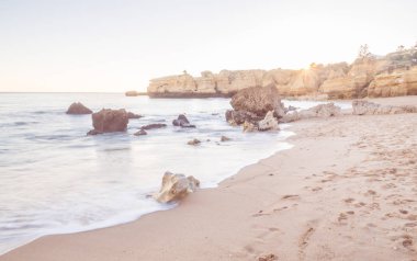 Portekiz 'in Algarve bölgesindeki Praia de Sao Rafael (Sao Rafael plajı).